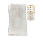 Witte gebed cilinder met delicate patronen op een cadeauset gebed cilinder